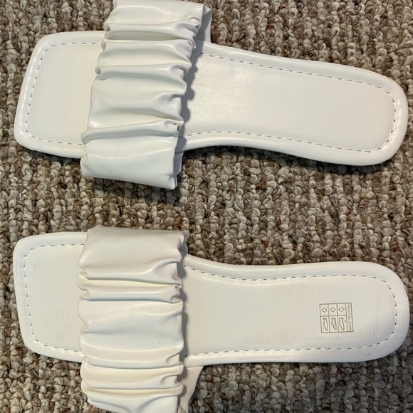 Shoes - brand new white sandal’s.